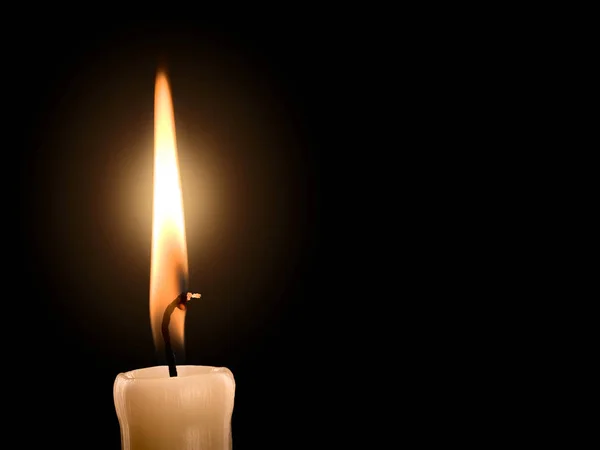 Yanan bir parafin mum alevi siyah üzerine izole