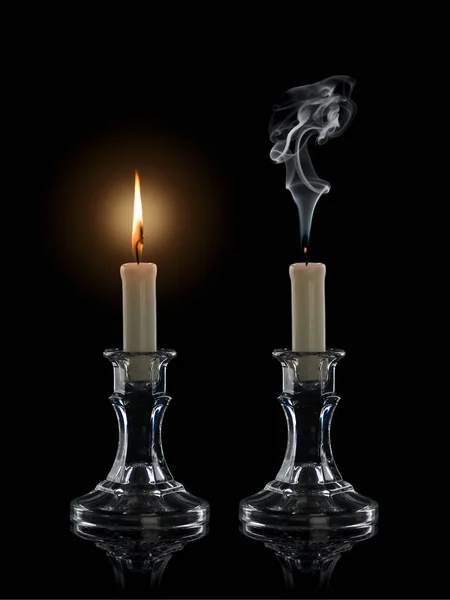 Siyah üzerine izole kristal şamdanlar yanan ve sönmüş mum