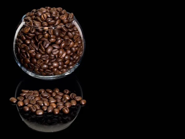 Granos de café en cristalería — Foto de Stock