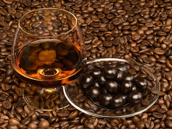 Cognac en grains de café recouverts de verre et chocolat — Photo