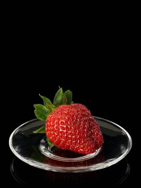 딸기 온 유리 접시 — 스톡 사진