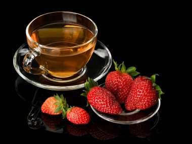 Cam çilek ile yeşil çay