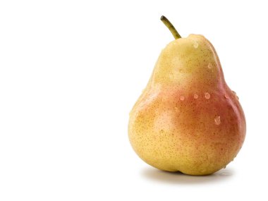 Olgun armut, su damlacıklarıyla kaplıdır, beyaz üzerine izole edilmiştir.