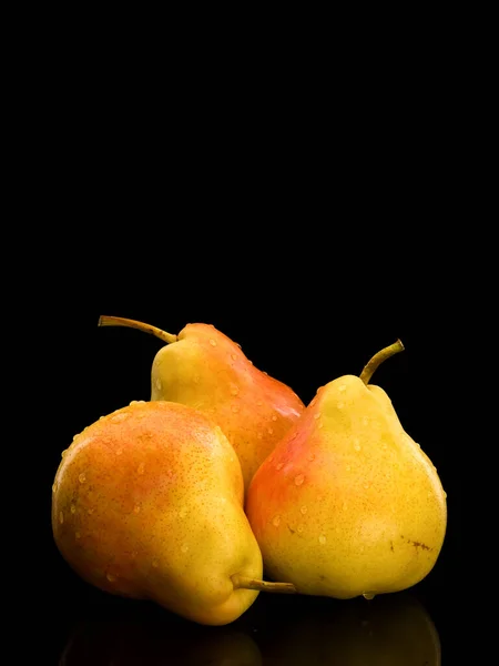 Tři Plody Žluto Růžové Hrušky Pod Vodou Kapky Izolován Černé — Stock fotografie