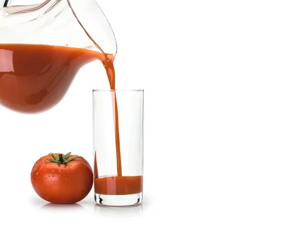 Füllung Des Hohen Glases Mit Tomatensaft Aus Dem Glaskrug Isoliert — Stockfoto
