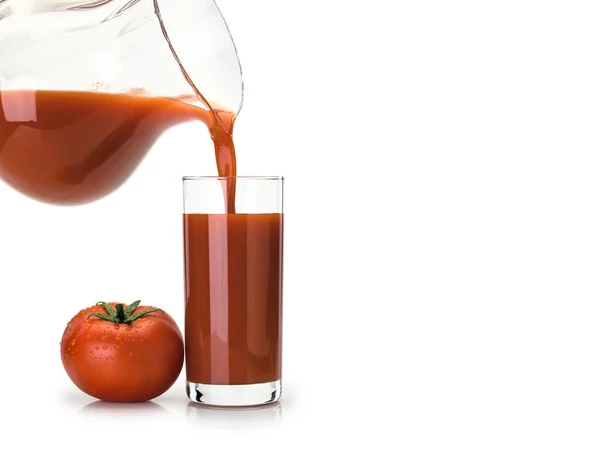 Füllung Des Hohen Glases Mit Tomatensaft Aus Dem Glaskrug Isoliert — Stockfoto