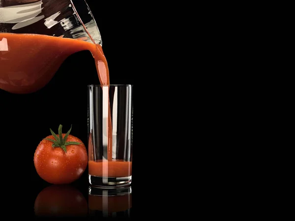 ガラス瓶からトマトジュースで高いガラスの充填は 黒に隔離されています — ストック写真