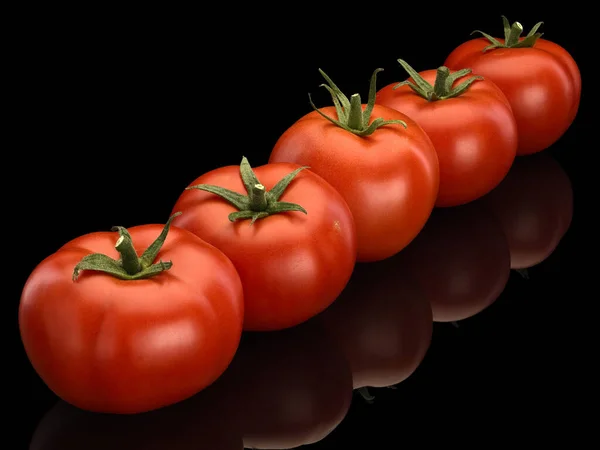 Diagonale Zahl Und Fünf Reife Tomaten Ist Auf Schwarz Isoliert — Stockfoto