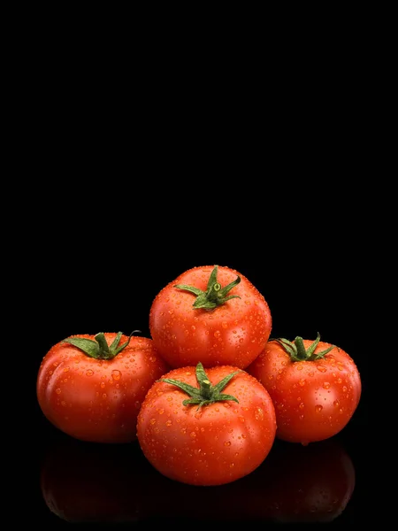 Pyramide Gecombineerd Van Vijf Rijpe Tomaten Bedekt Met Druppels Water — Stockfoto