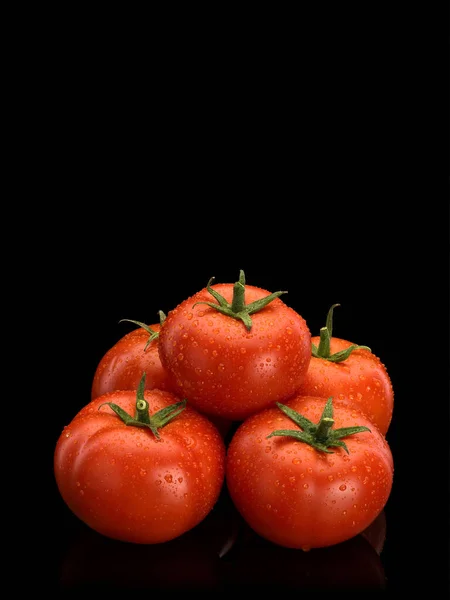 Pyramide Gecombineerd Van Vijf Rijpe Tomaten Bedekt Met Druppels Water — Stockfoto