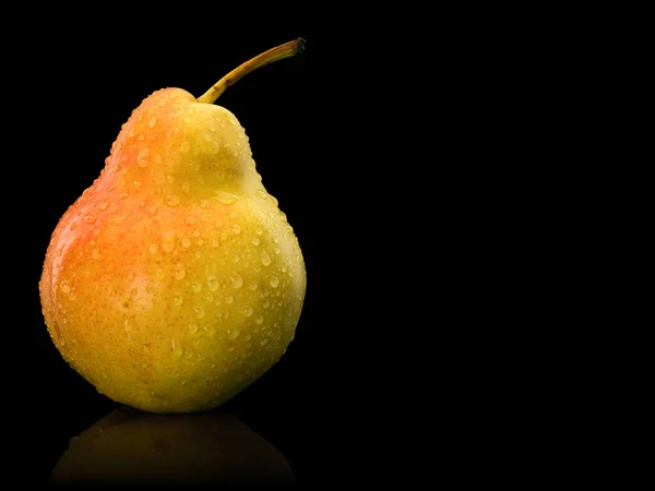 Fruto Pêra Madura Coberta Baixas Água Isola Preto — Fotografia de Stock