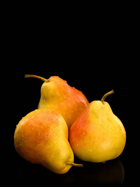 Três Frutos Pêra Rosa Amarela Abaixo Gotas Água Isolam Preto — Fotografia de Stock