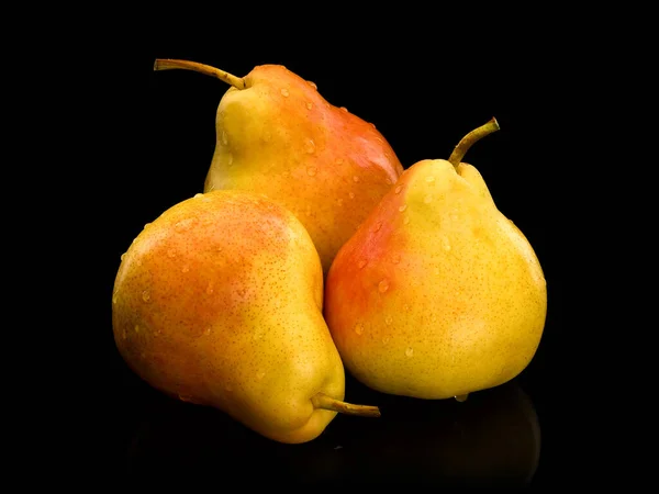 Tres Frutos Pera Amarillo Rosa Bajo Gotas Agua Aísla Negro — Foto de Stock