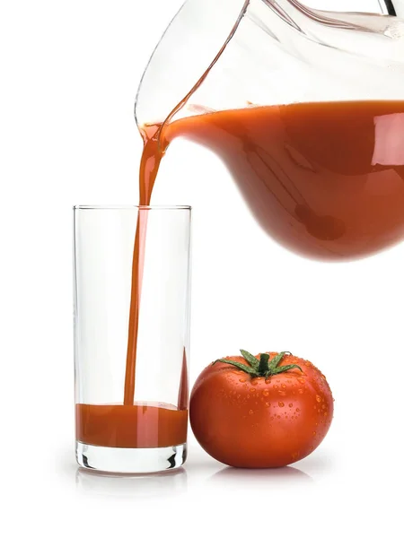 Füllung Des Hohen Glases Mit Tomatensaft Aus Dem Glaskrug Isoliert — Stockfoto