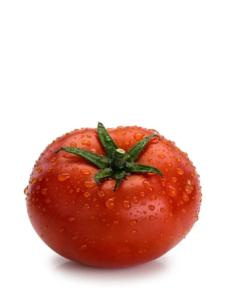 Owoc Duży Świeży Pomidor Pokryty Kroplami Wody Izolowany Białym — Zdjęcie stockowe