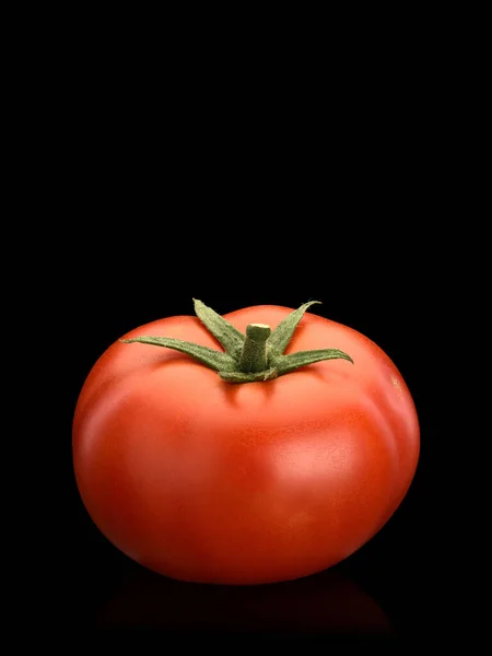 Owoc Duży Świeży Pomidor Izolowany Czerń — Zdjęcie stockowe