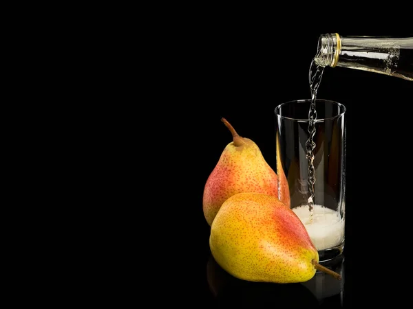 Frutos Pera Relleno Vidrio Por Limonada Botella Vidrio Aísla Negro — Foto de Stock