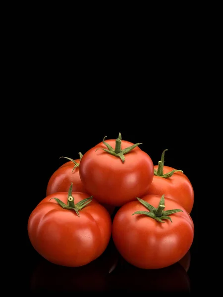 Pyramide Gecombineerd Van Vijf Rijpe Tomaten Het Geïsoleerd Zwart — Stockfoto