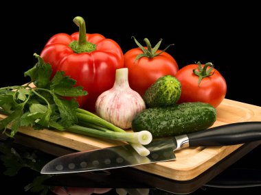 Sebze grubu: biber, domates, sarımsak, yeşil soğan, maydanoz, salatalık, santoku bıçağı, ahşap doğrama tahtası. 