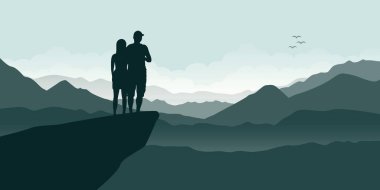 Genç çift bir uçurumun üzerinde dağ manzarasının tadını çıkarın.