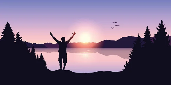 Homme heureux avec les bras levés au lever du soleil au lac — Image vectorielle