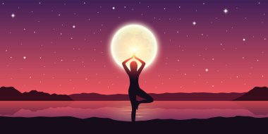 kızı göle dolunay ve dramatik gökyüzü ile poz yoga yapan