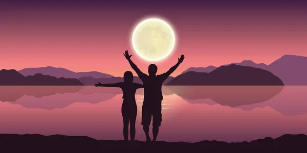 Couple heureux avec bras levés profiter de la pleine lune et paysage de montagne au bord du lac — Image vectorielle