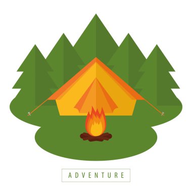 Kamp ateşiyle ormandaki kamp çadırında.
