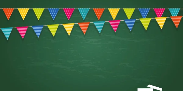 ธงปาร์ตี้สีสันสดใสบนพื้นหลังกระดานสีเขียว — ภาพเวกเตอร์สต็อก