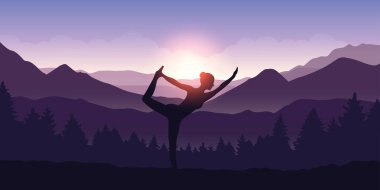 kız gün doğumunda dağ manzara görünümünde yoga figürü yapar