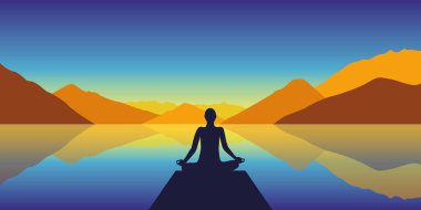 sonbahar dağları arka plan ile göl kenarında meditasyon silueti