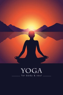 gün batımında dağ manzarası ile göl kenarında beden ve ruh meditasyon kişi siluet için yoga