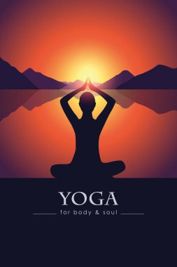 gün batımında dağ manzarası ile göl kenarında beden ve ruh meditasyon kişi siluet için yoga