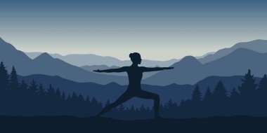 kız yoga güzel mavi dağ ve orman manzara poz yapar