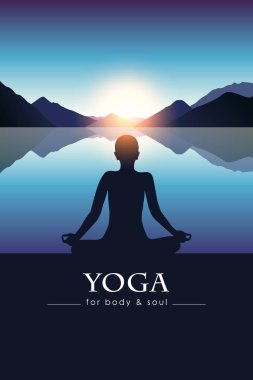 mavi dağ manzara ile göl tarafından vücut ve ruh meditasyon kişi siluet için Yoga
