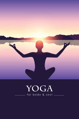 vücut ve ruh meditasyonu için yoga dağ manzaralı göl kenarında siluet
