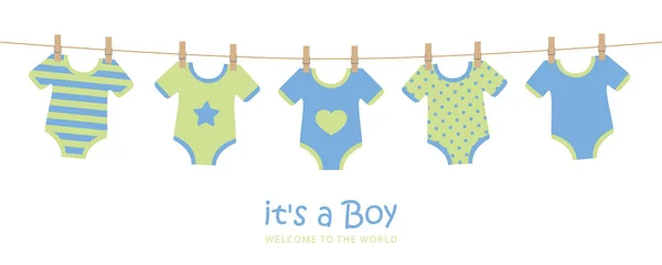 Su un niño lindo bienvenida tarjeta de felicitación para el parto con colgar trajes de bebé — Vector de stock