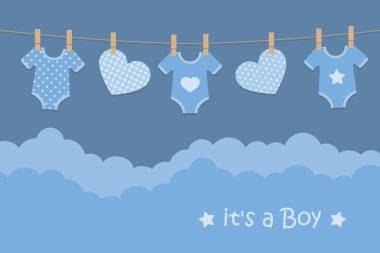 Bu bir erkek çocuğu. Doğum için hoş geldin kartı. Asılı kalpler ve kıyafetlerle.