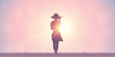 Yazlık şapkalı güzel bir kız gün ışığında çayırda.