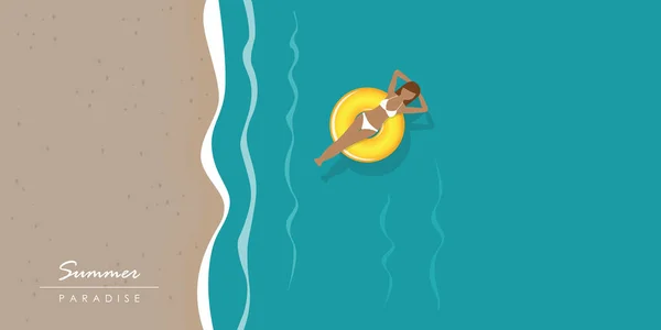 Молода жінка в плавальному кільці на воді на пляжі — стоковий вектор