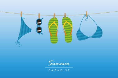 Yaz tatili çizgili terlikler bikini ve güneş gözlükleri bir ipe asılı.