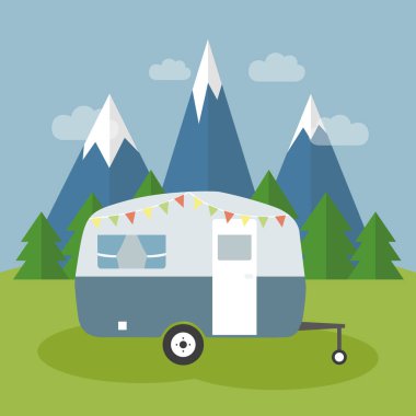 Karlı dağların ve orman manzaralı doğada bir kampçı.