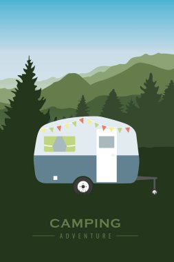 Yeşil dağ ve orman manzarasında kamp macerası