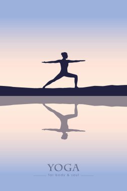 Kız gün batımında göl kenarında yoga yapıyor.