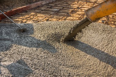 Yolun karıştırılarak Mobil Beton Mikser yapmak için çelik takviye koyduktan sonra hazır beton dökme.