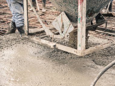 Mobil karıştırma üzerinden hazır beton beton mikser beton erişilememesi noktasına kaldırmak için sepet çelik içine dökme.