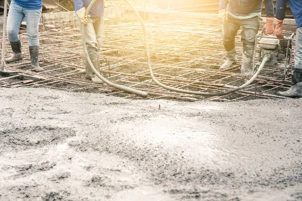 Workers Man Using Vibration Machine Eliminate Bubbles Concrete Pouring Ready — Stock Photo, Image