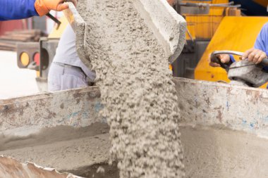 Mobil karıştırma üzerinden hazır beton beton mikser beton erişilememesi noktasına kaldırmak için sepet çelik içine dökme.
