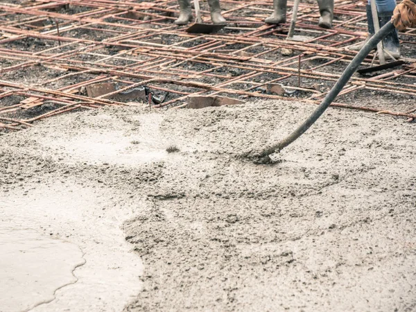 Mesin Getaran Untuk Menghilangkan Gelembung Dalam Beton Setelah Menuangkan Beton — Stok Foto