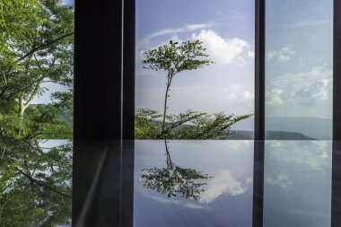 Doğa, manzara dağ ve mavi gökyüzü ve bulutlar arka plan ağaçlarda Reflecttion.